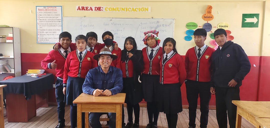 Students and teachers at a school in southern Peru (1)
